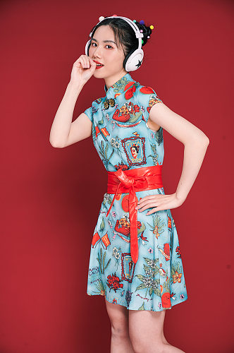 旗袍美女国潮耳机唱歌姿势商业摄影图