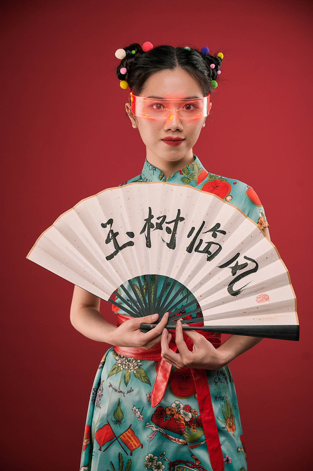 拿扇子创意造型国潮女生摄影图素材