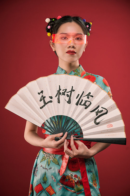 国潮人物摄影图片立即下载手拿筷子旗袍女性造型商业精修摄影图立即