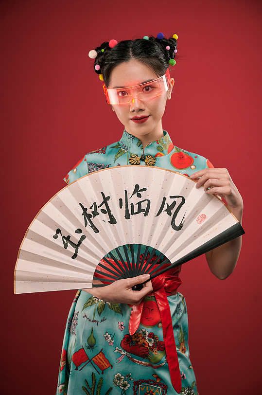 创意造型国潮女性拿扇子造型摄影图