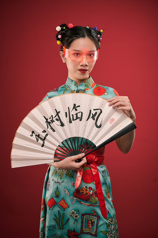 创意眼镜扇子国潮女性摄影图