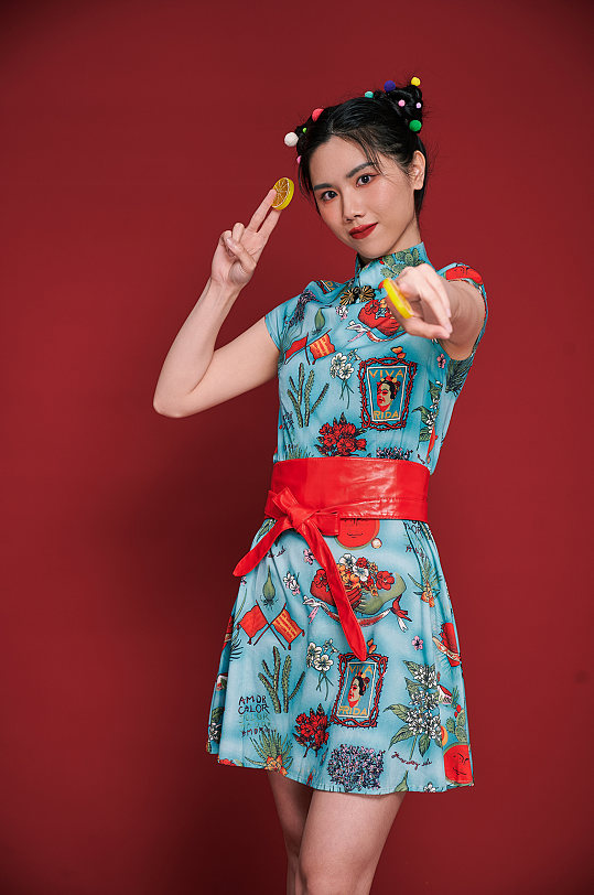 立即下载国潮美女金元宝创意造型旗袍女生摄影图国潮美女金元宝创意