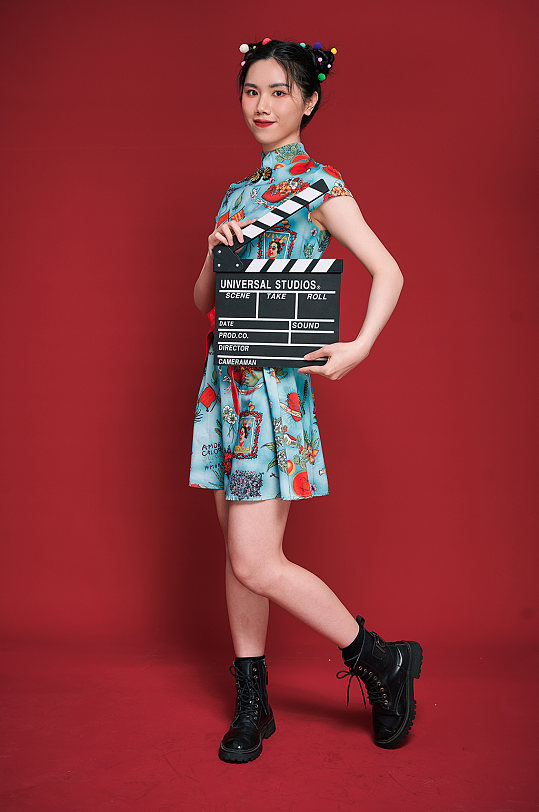 旗袍国潮女生创意打板造型商业摄影图