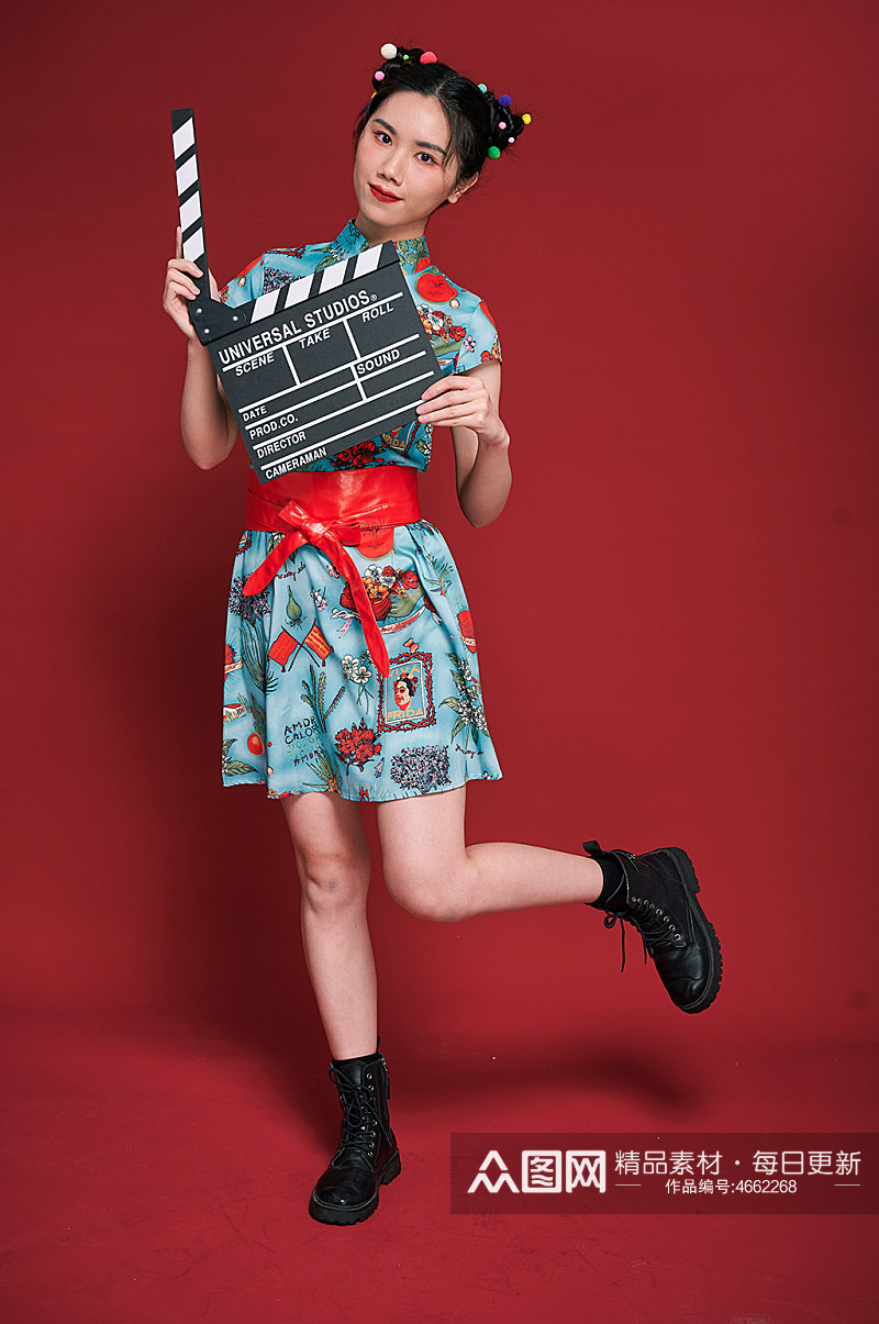 旗袍国潮女生创意打板造型商业摄影图素材