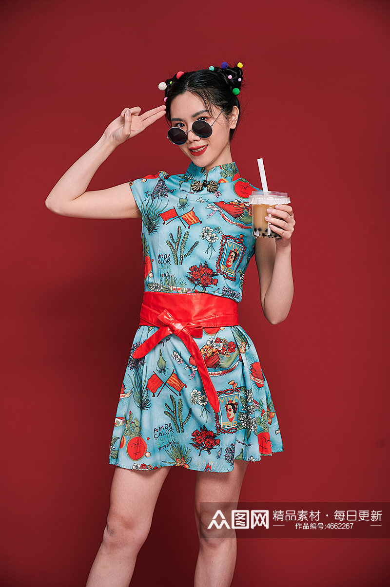旗袍国潮女生创意奶茶造型商业摄影图素材