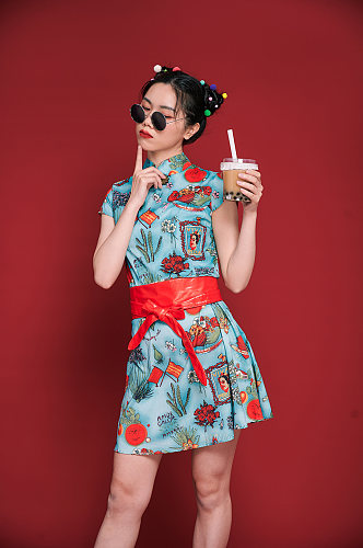 旗袍国潮女生创意奶茶造型商业摄影图