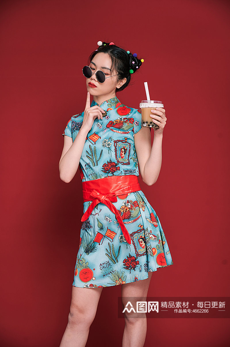 旗袍国潮女生创意奶茶造型商业摄影图素材