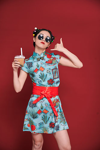 旗袍国潮女生创意奶茶造型商业摄影图