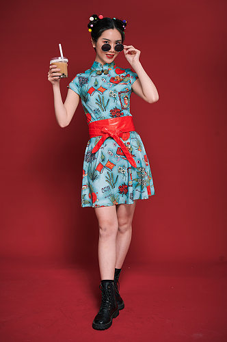 国潮创意奶茶水果美食国潮女性摄影图