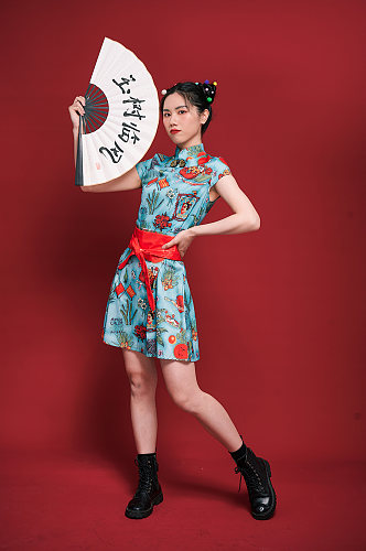 国潮旗袍女人扇子造型商业摄影图