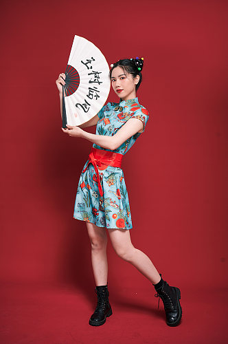 旗袍国潮女生创意扇子造型商业摄影图