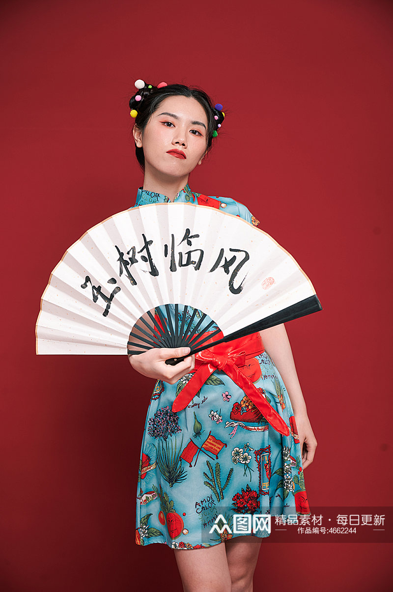 国潮旗袍女人扇子造型商业摄影图素材