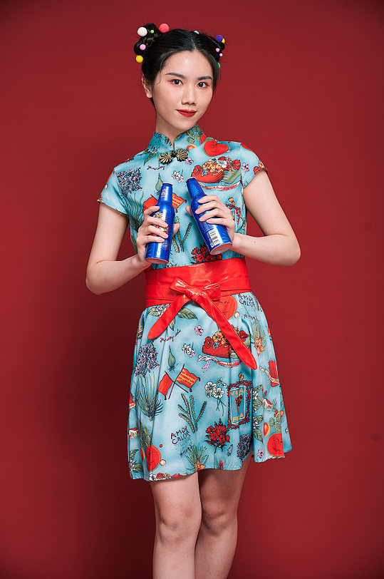 旗袍国潮女生创意拿瓶子造型商业摄影图
