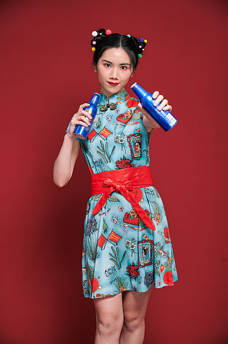 国潮旗袍女人瓶子造型商业摄影图