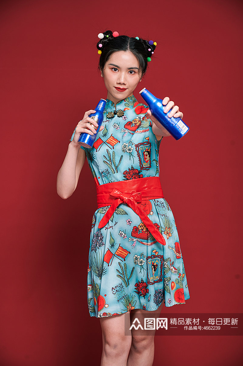 国潮旗袍女人瓶子造型商业摄影图素材