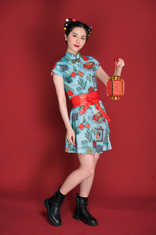 国潮旗袍女性新年灯笼创意喜庆摄影图