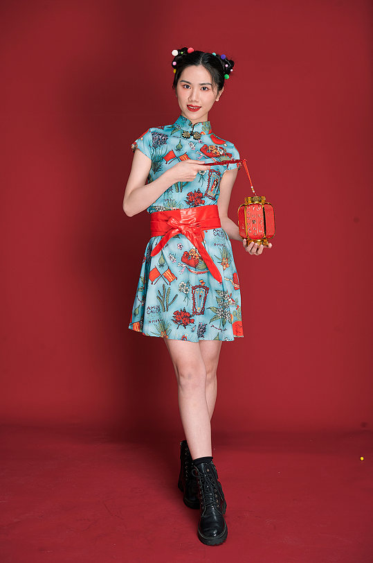 国潮旗袍女性新年灯笼创意喜庆摄影图