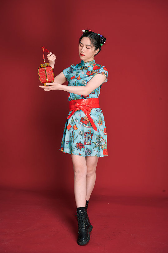 国潮旗袍女性新年灯笼创意喜庆摄影图