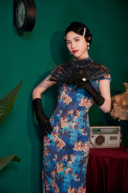 中式复古人物旗袍复古风美女拿扇子精修摄影图