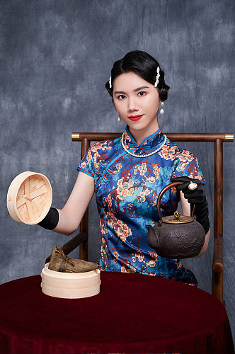 端午粽子造型旗袍女性商业精修摄影图