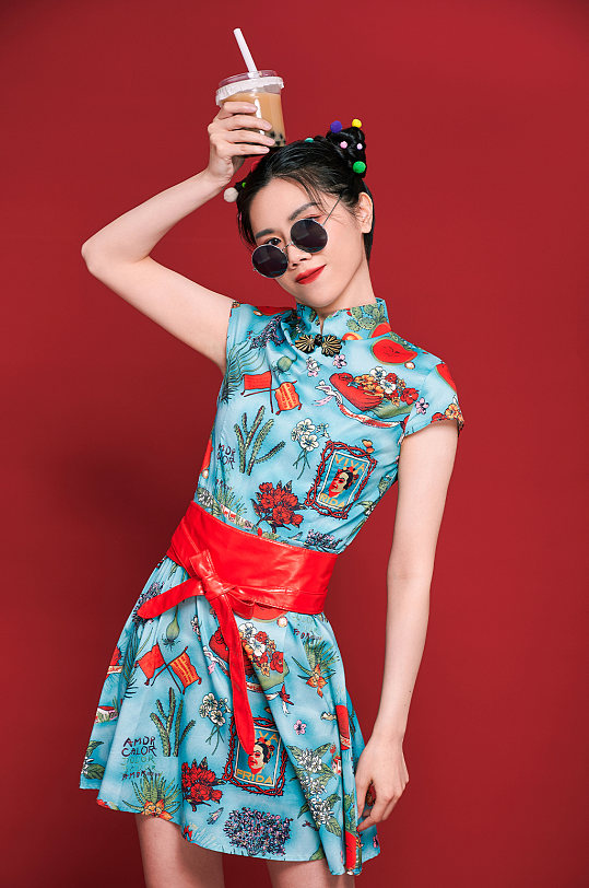 旗袍美女奶茶造型时尚国潮人物摄影图片