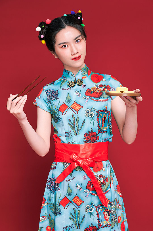 传统美食月饼旗袍美女时尚国潮人物摄影图片