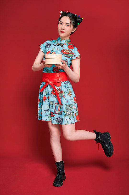 旗袍美女传统美食造型时尚国潮人物摄影图片