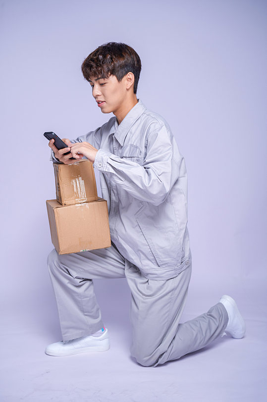 送包裹快递人物快递小哥照片商业摄影图片