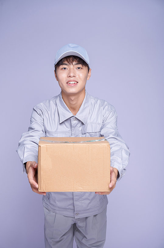 快递小哥送包裹人物照片商业摄影图片