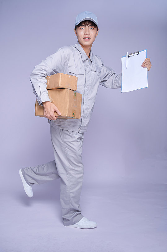 快递小哥送包裹人物照片商业摄影图片