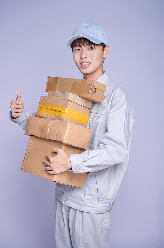 快递小哥送包裹人物照片商业摄影图片
