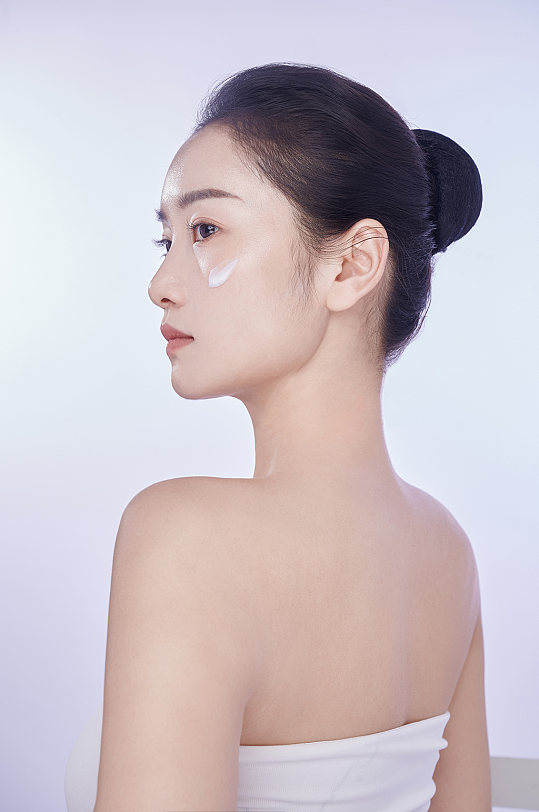 女性时尚美容美肤美妆人物精修摄影图片