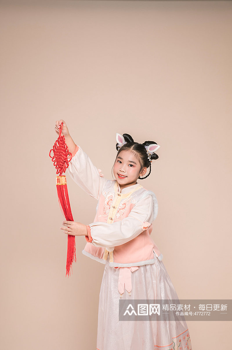 汉服小女孩中国结贺新年新年人物摄影图片素材