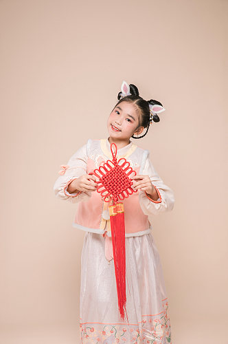汉服小女孩中国结贺新年春节人物摄影图片