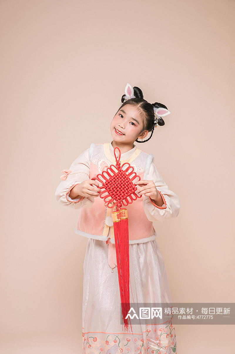 汉服小女孩中国结贺新年春节人物摄影图片素材