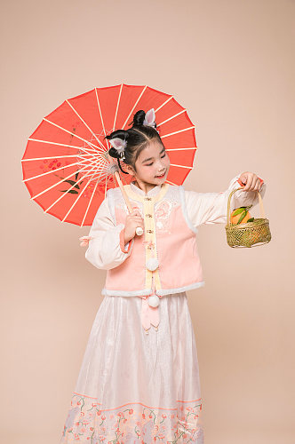 可爱小女孩手拿油纸伞贺岁新年人物摄影图片