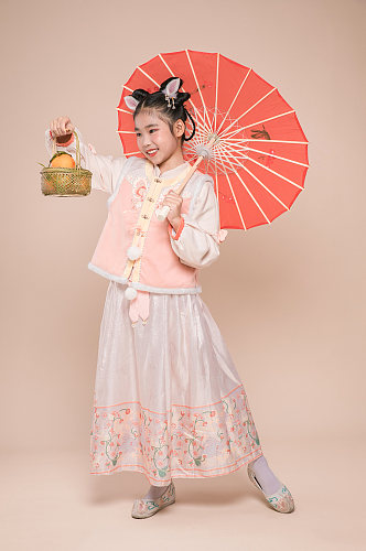 可爱小女孩手拿油纸伞贺岁春节人物摄影图片