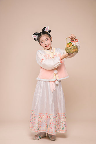 可爱小女孩礼盒古风贺春节新年人物摄影图片
