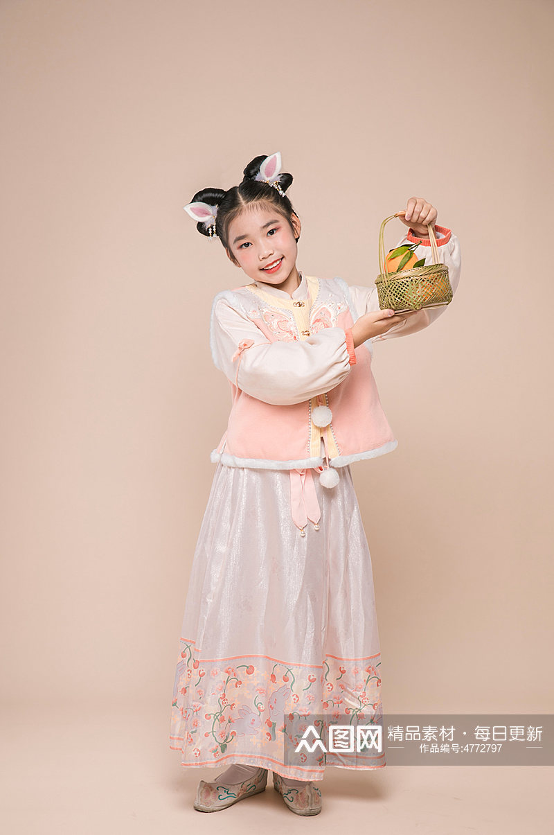 可爱小女孩礼盒古风贺春节新年人物摄影图片素材