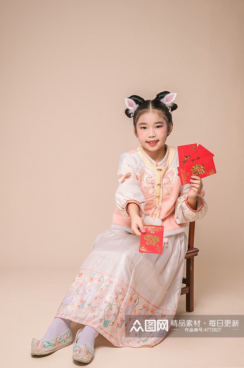 可爱汉服小女孩红包贺春节新年人物摄影图片素材