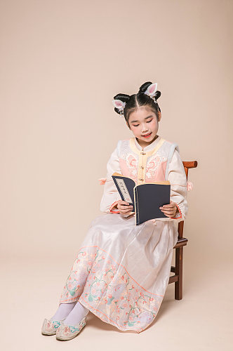 可爱汉服小女孩古风贺春节新年人物摄影图片