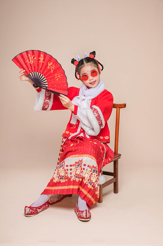 国潮小女孩拿扇子贺岁春节人物摄影图片