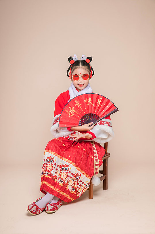 国潮小女孩拿扇子贺岁春节人物摄影图片