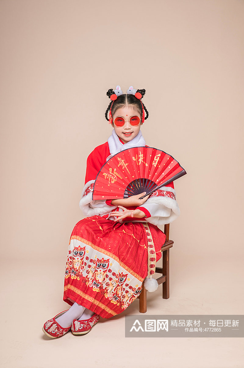 国潮小女孩拿扇子贺岁春节人物摄影图片素材