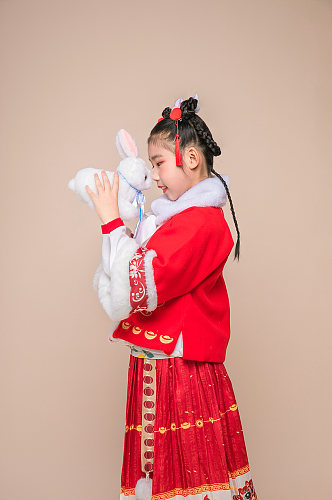 古风汉服小女孩拿兔子贺岁新年人物摄影图片