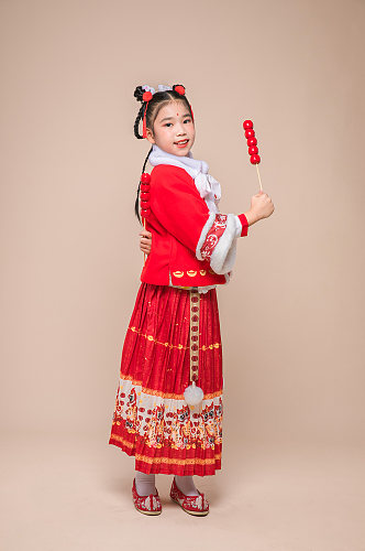 贺岁小女孩拿糖葫芦春节新年人物摄影图片