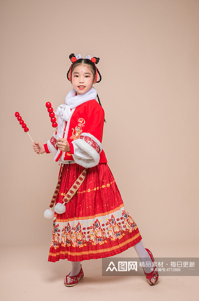贺岁小女孩拿糖葫芦春节新年人物摄影图片素材