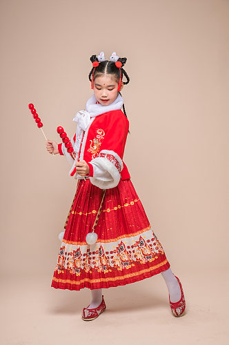 贺岁小女孩拿糖葫芦春节新年人物摄影图片