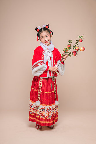 贺岁小女孩拿石榴春节新年人物摄影图片
