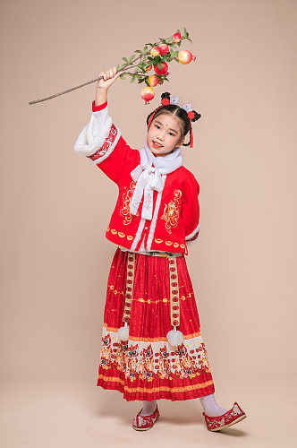 贺岁小女孩拿石榴春节新年人物摄影图片